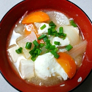大根と人参と落とし卵と豆腐の味噌汁